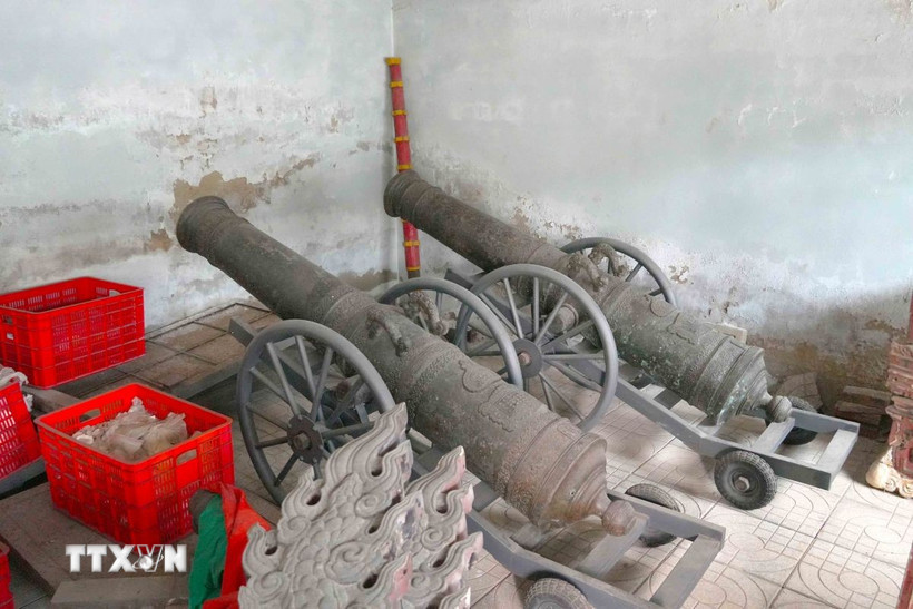 Hai khẩu súng thần công Bảo quốc An dân Đại tướng là bảo vật quốc gia hiện đang phải lưu kho do chưa có nơi trưng bày. (Ảnh: Hữu Quyết/TTXVN)