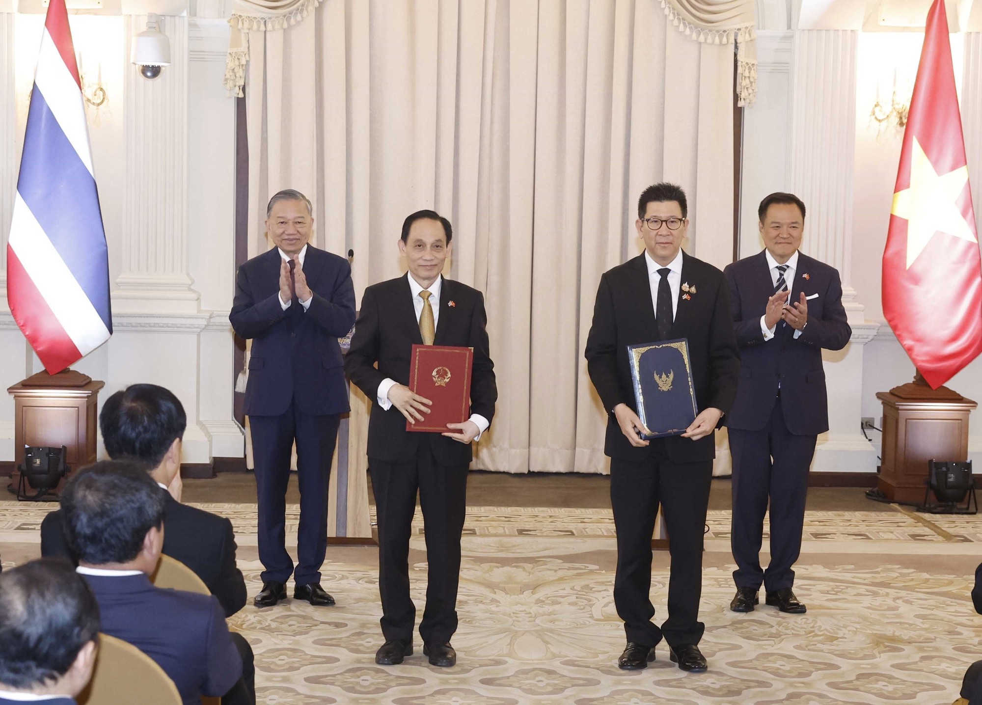 Tổng Bí thư, Chủ tịch nước Tô Lâm và Thủ tướng Thái Lan chứng kiến lễ trao văn kiện hợp tác giữa hai nước - Ảnh 1.