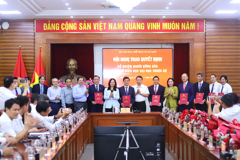 Trao quyết định bổ nhiệm người đứng đầu các cơ sở giáo dục Đại học thuộc chính thức Vin7772