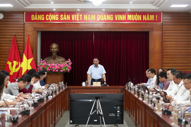 Bộ trưởng Nguyễn Văn Hùng làm việc với các cơ quan báo chí chủ lực về dự án Luật Báo chí (sửa đổi)  - Ảnh 1.