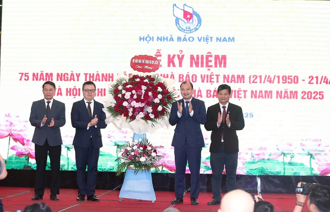 Hội Nhà báo Việt Nam tiếp tục phát huy truyền thống vẻ vang, không ngừng đổi mới, nâng cao vai trò và vị thế - Ảnh 4.