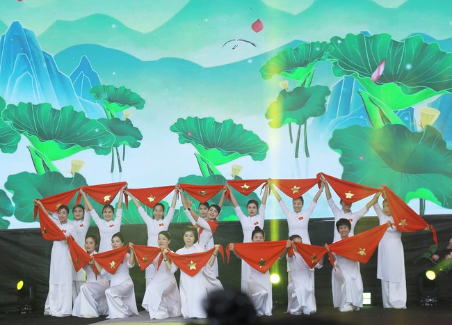 Hàng trăm phụ nữ Thủ đô đồng diễn Áo dài: Di sản Áo dài tỏa sáng - Ảnh 7.